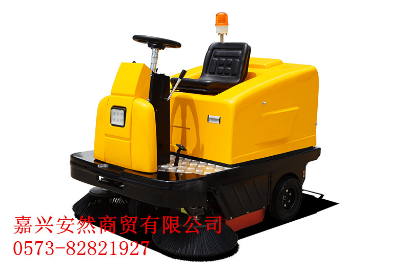 杭州汽車站環(huán)衛(wèi)電動(dòng)掃地機(jī) MN-C200駕駛式掃地機(jī)