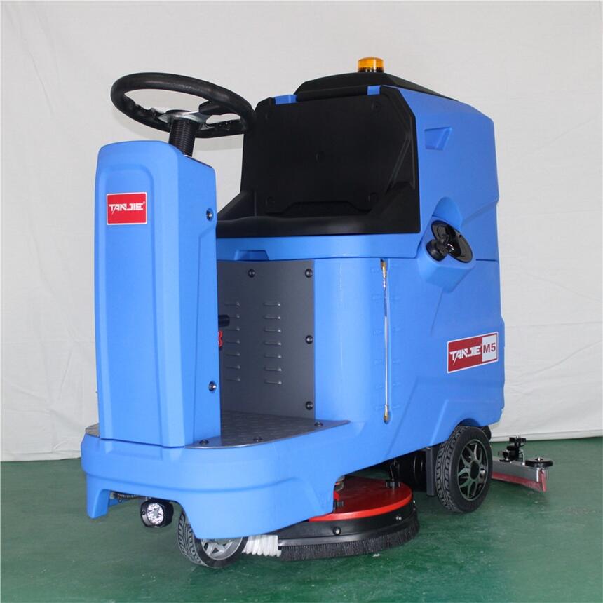 購物中心超市賣場(chǎng)醫(yī)院保潔拖地機(jī) 全自動(dòng)駕駛式洗地機(jī)M5
